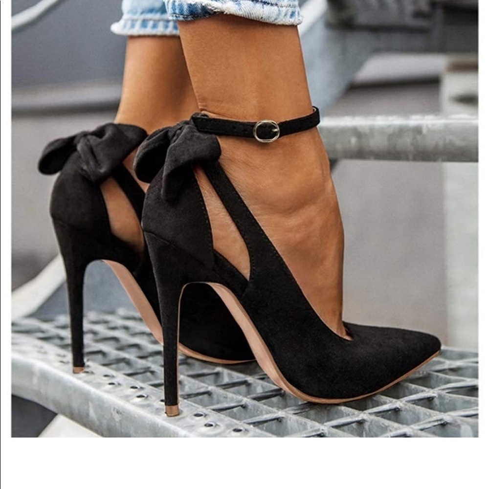 Black bow pumps